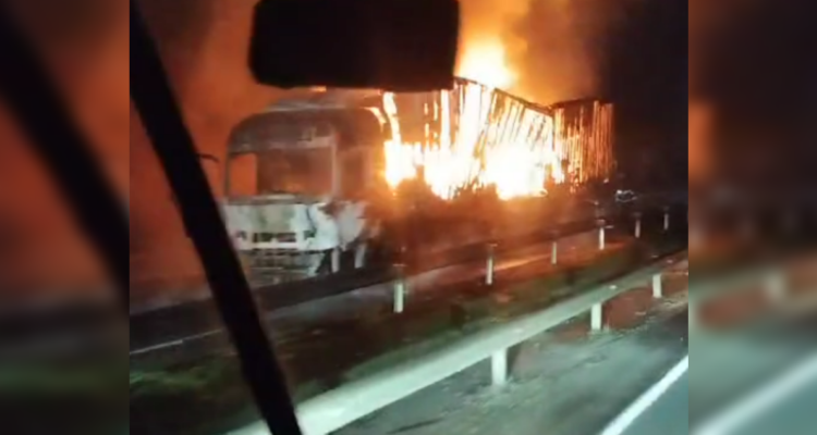 Ataque incendiario afecta a dos camiones en la Ruta 5 Sur altura Collipulli