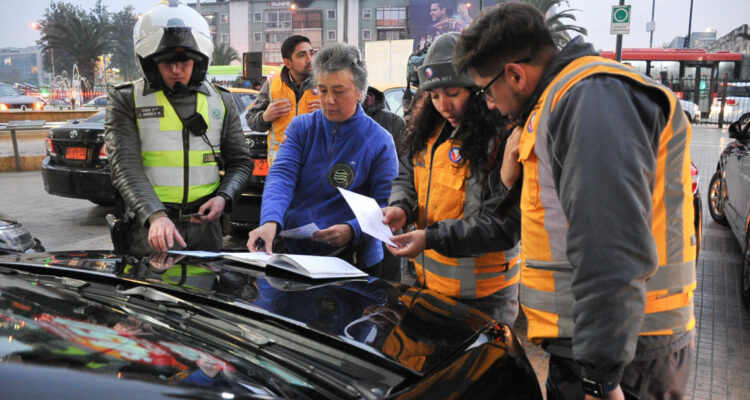 Así puedes identificar los taxistas regulados en Estación Central para evitar estafas y delitos