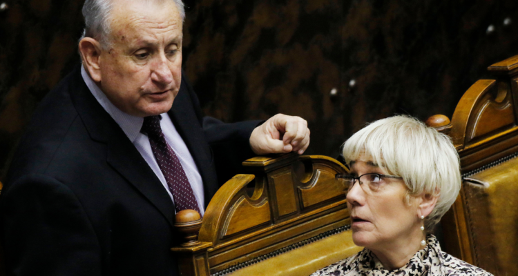 Senadores UDI exigen medidas por posible ola migratoria desde Venezuela: “No será resistida por Chile”