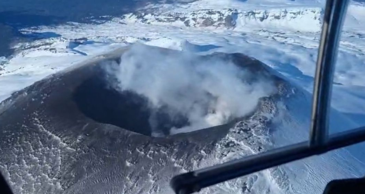 Imagen de cráter de volcán Villarrica por dichos de director de Sernageomin en Los Ríos