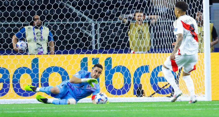 Claudio Bravo fue elegido el mejor arquero de la Copa América 2024.