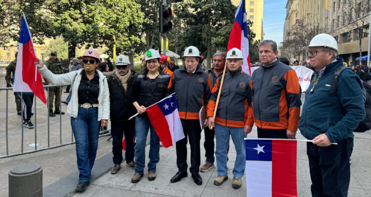 mesa directiva de la sonami y pequeños mineros entregan carta al presidente boric por posible venta de quebrada blanca (enami)