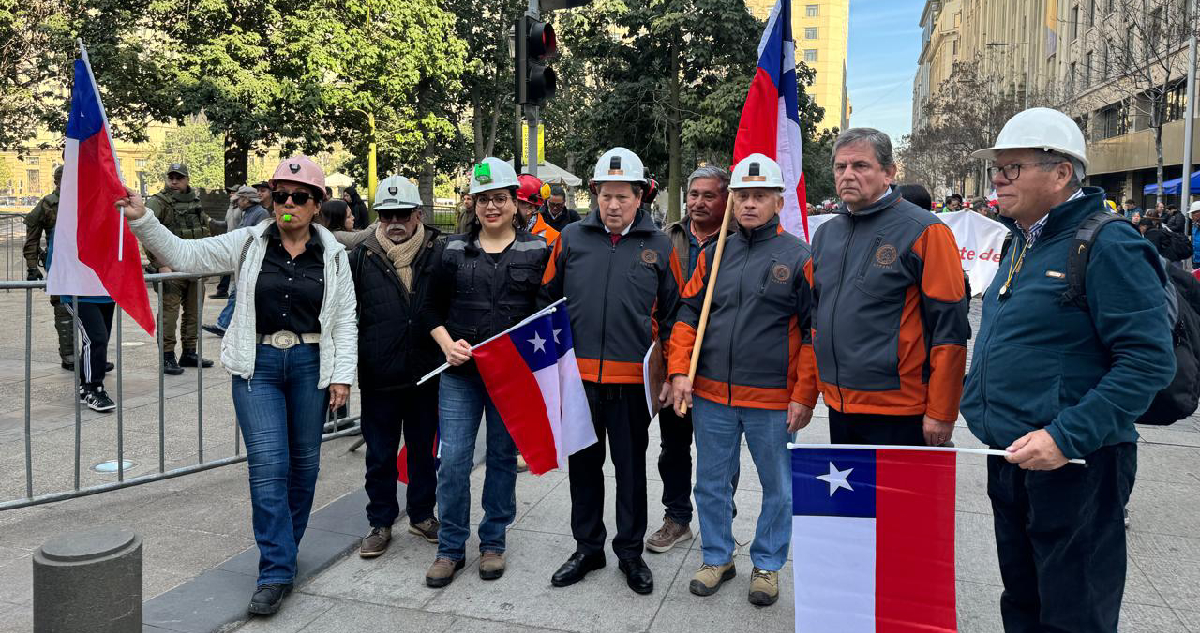 mesa directiva de la sonami y pequeños mineros entregan carta al presidente boric por posible venta de quebrada blanca (enami)