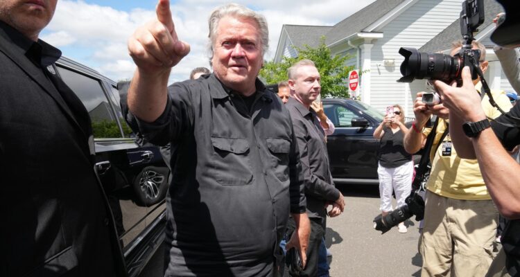 El exestratega jefe de la Casa Blanca del presidente Donald J. Trump Steve Bannon (c) se reporta en la prisión federal de Danbury, Connecticut, EE.UU.