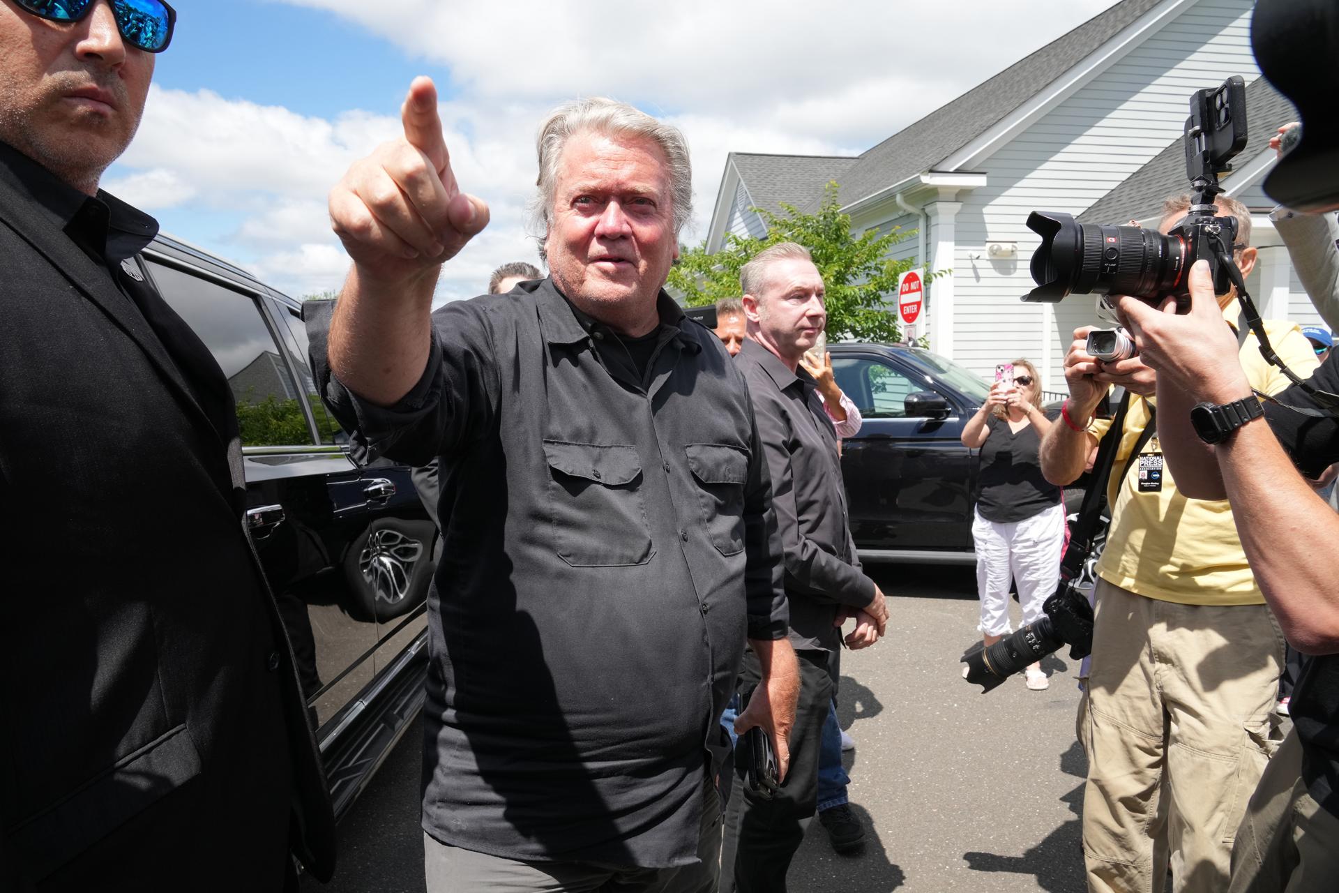 El exestratega jefe de la Casa Blanca del presidente Donald J. Trump Steve Bannon (c) se reporta en la prisión federal de Danbury, Connecticut, EE.UU.