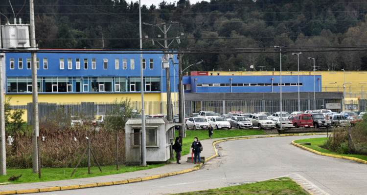 Siguen sin instalar inhibidores de señal de celular en cárcel de Valdivia