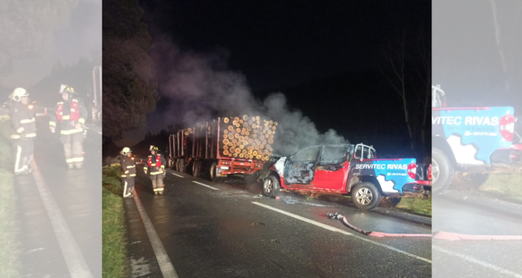 Camioneta se incendia tras impactar con camión