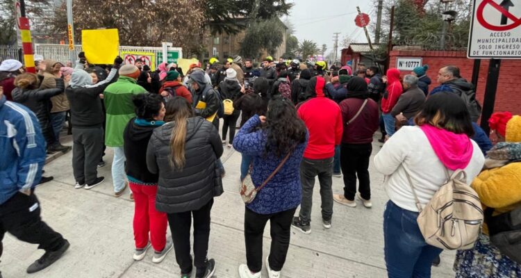 Habitantes de la toma Dignidad intentan ingresar a Municipalidad de La Florida ante eventual desalojo