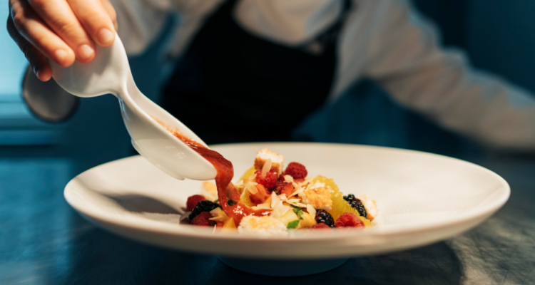 “Comer cerebros y ser un paria social”: crítica gastronómica se sincera sobre el lado B de su trabajo