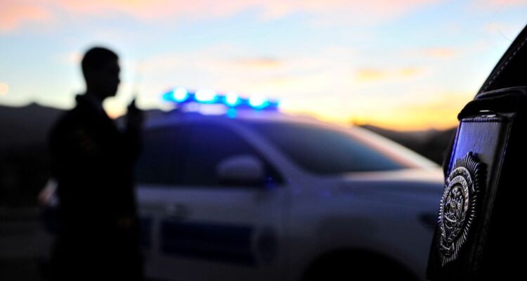 Detienen a chofer y al auxiliar de un bus por tráfico de migrantes en control migratorio en Arica