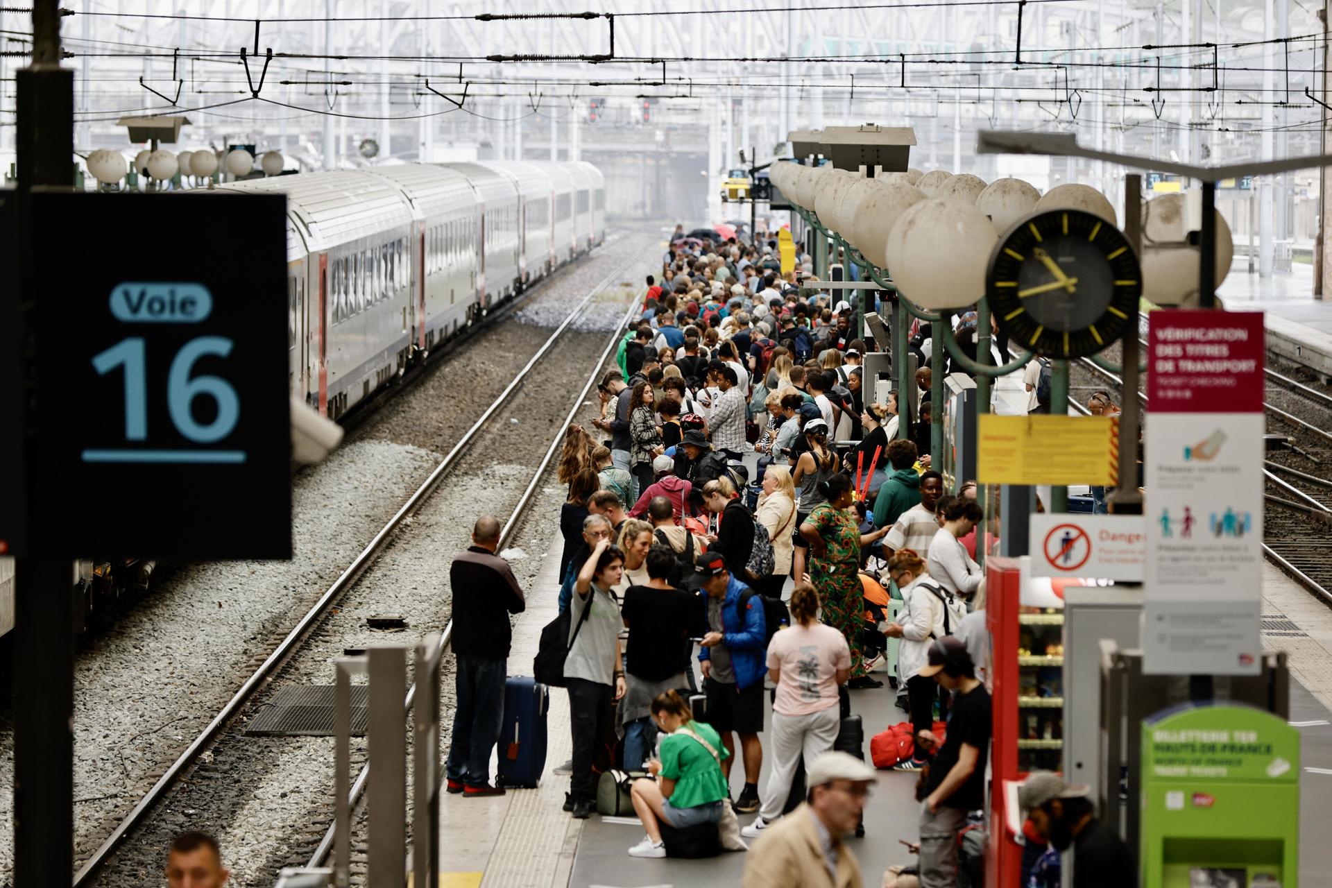 Pasajeros varados esperan dentro de la estación Gare du Nord en París