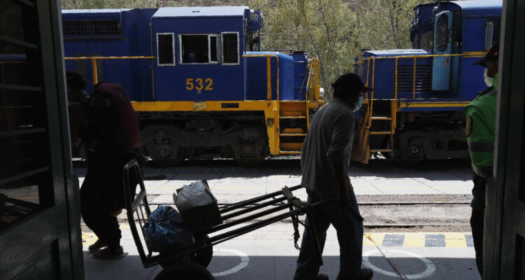 Personas se preparan para subir al tren a Machu Picchu, en la estación de la población de Ollantaytambo (Perú) 01/11/2020.
