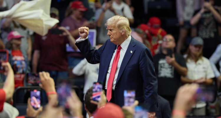 Trump ironiza con debilidad de Biden en su primer mitin tras el intento de asesinato