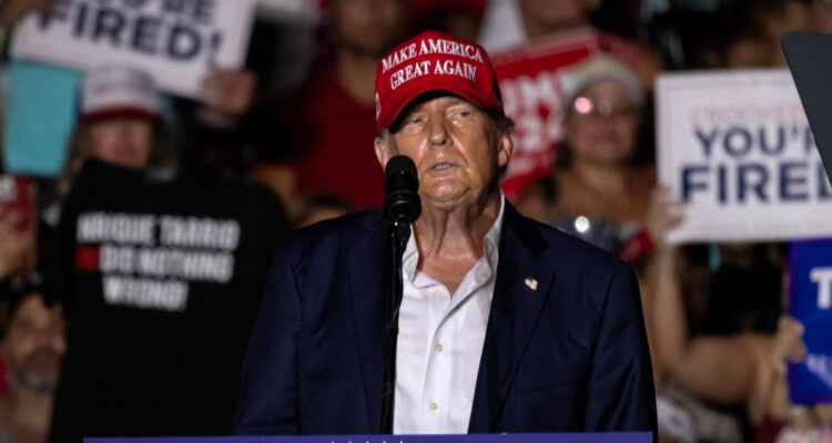 Trump hace escarnio de Biden y lo desafía a un partido de golf por un millón de dólares