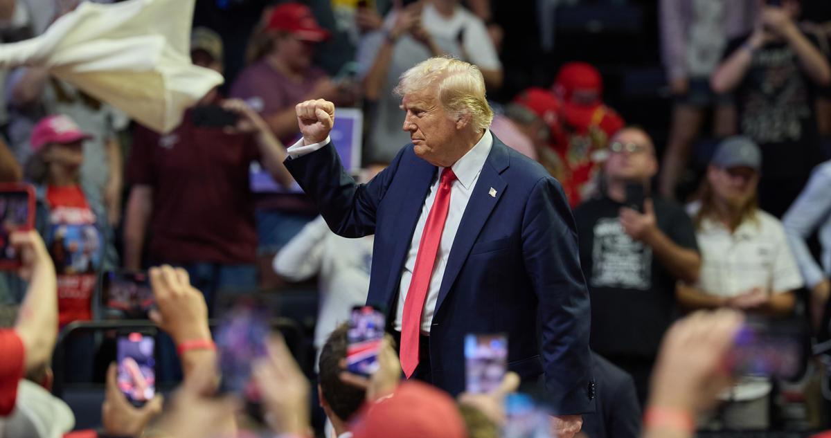 Trump ironiza con debilidad de Biden en su primer mitin tras el intento de asesinato