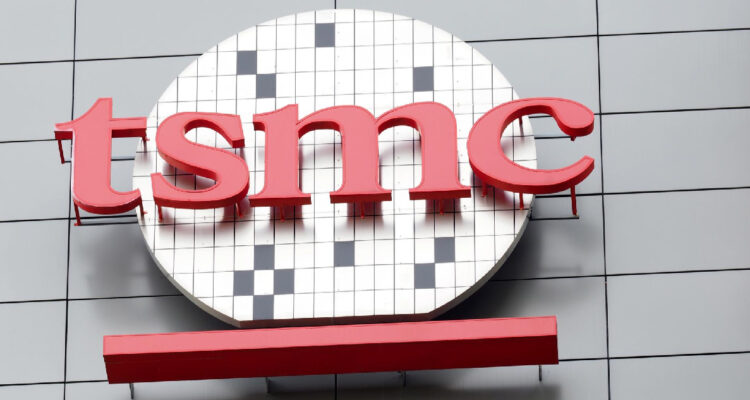 Un cartel de Taiwan Semiconductor Manufacturing Co. (TSMC), el mayor fabricante de chips por contrato del mundo, en Tainan, sur de Taiwán, 26 de mayo de 2016