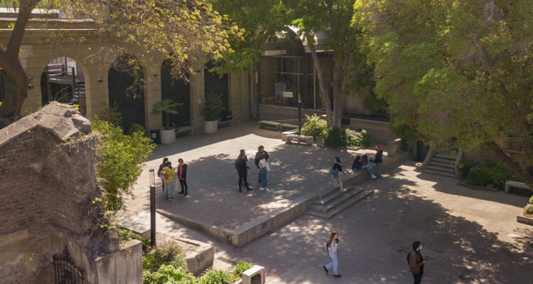 Despido masivo en U. Alberto Hurtado: 55 desvinculados por “difícil situación financiera”