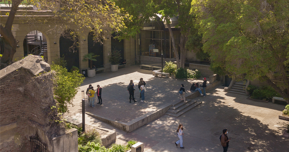 Despido masivo en U. Alberto Hurtado: 55 desvinculados por “difícil situación financiera”