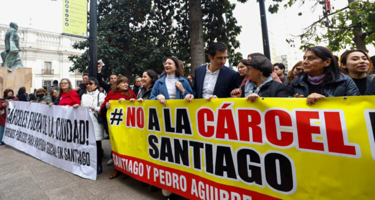 Hassler y Astudillo entregan carta en Ministerio de Justicia para pedir reubicación de nueva cárcel