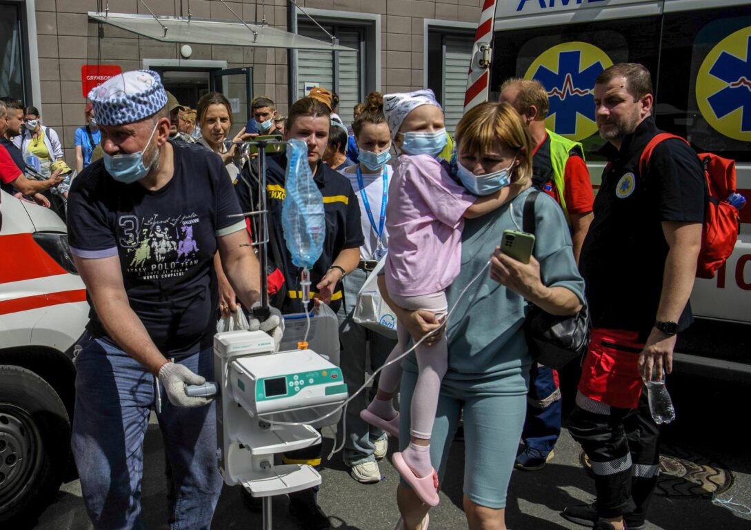 Los médicos llevan a una niña tras el ataque al hospital infantil Ojmatdit en Kiev