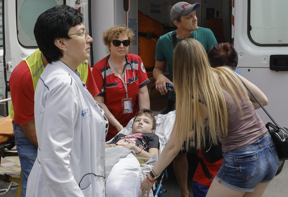 Uno de los niños heridos tras el ataque al hospital infantil Ojmatdit en Kiev