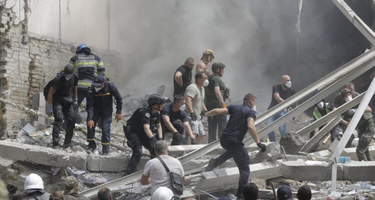 Rescatistas en el hospital infantil Ojmatdit en Kiev tras los ataques