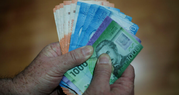 Influiría en los créditos: Revisa cuánto caerá la UF luego del retroceso en la inflación de junio