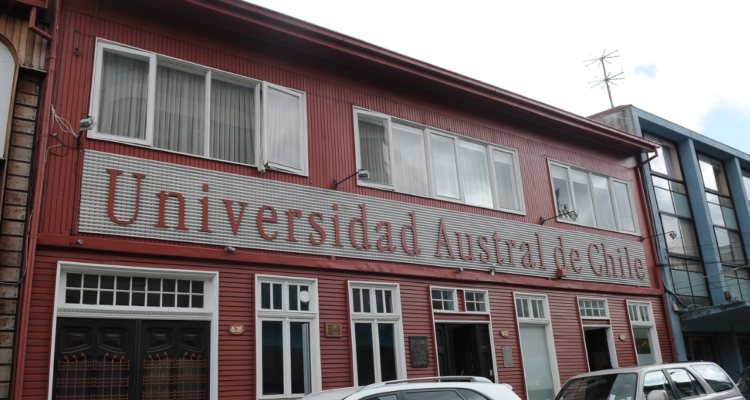 Sede de la Universidad Austral por inicio de negociación colectiva