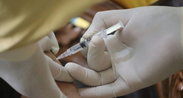 Crean vacuna que funciona contra la influenza y el Covid al mismo tiempo