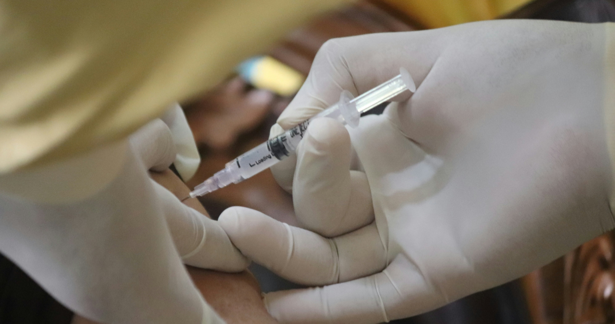 Crean vacuna que funciona contra la influenza y el Covid al mismo tiempo