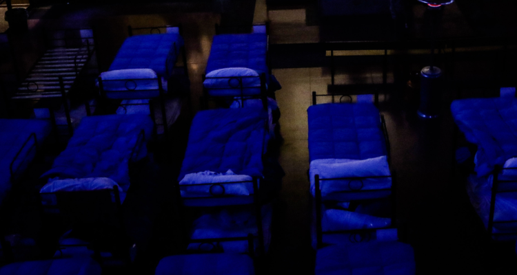 Camas en albergue para personas en situación de calle en Valdivia