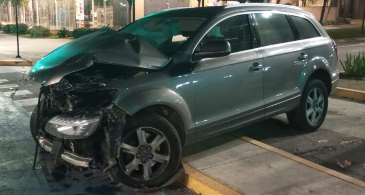 Vehículo de alta gama protagoniza accidente en Providencia y lleva más de 10 horas abandonado