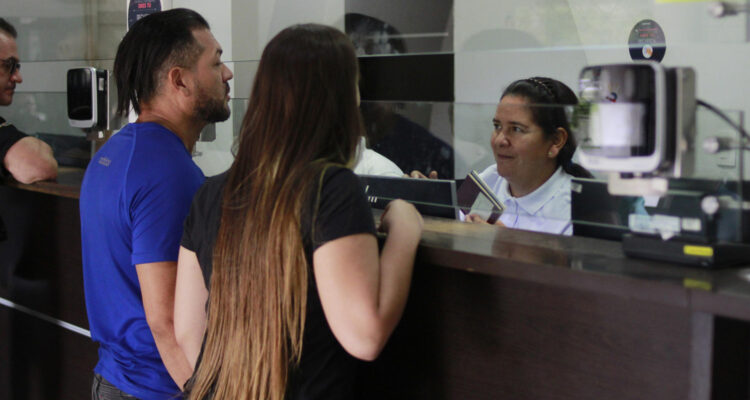 Personas venezolanas sellan sus pasaportes para salir de Colombia e ingresar a Venezuela