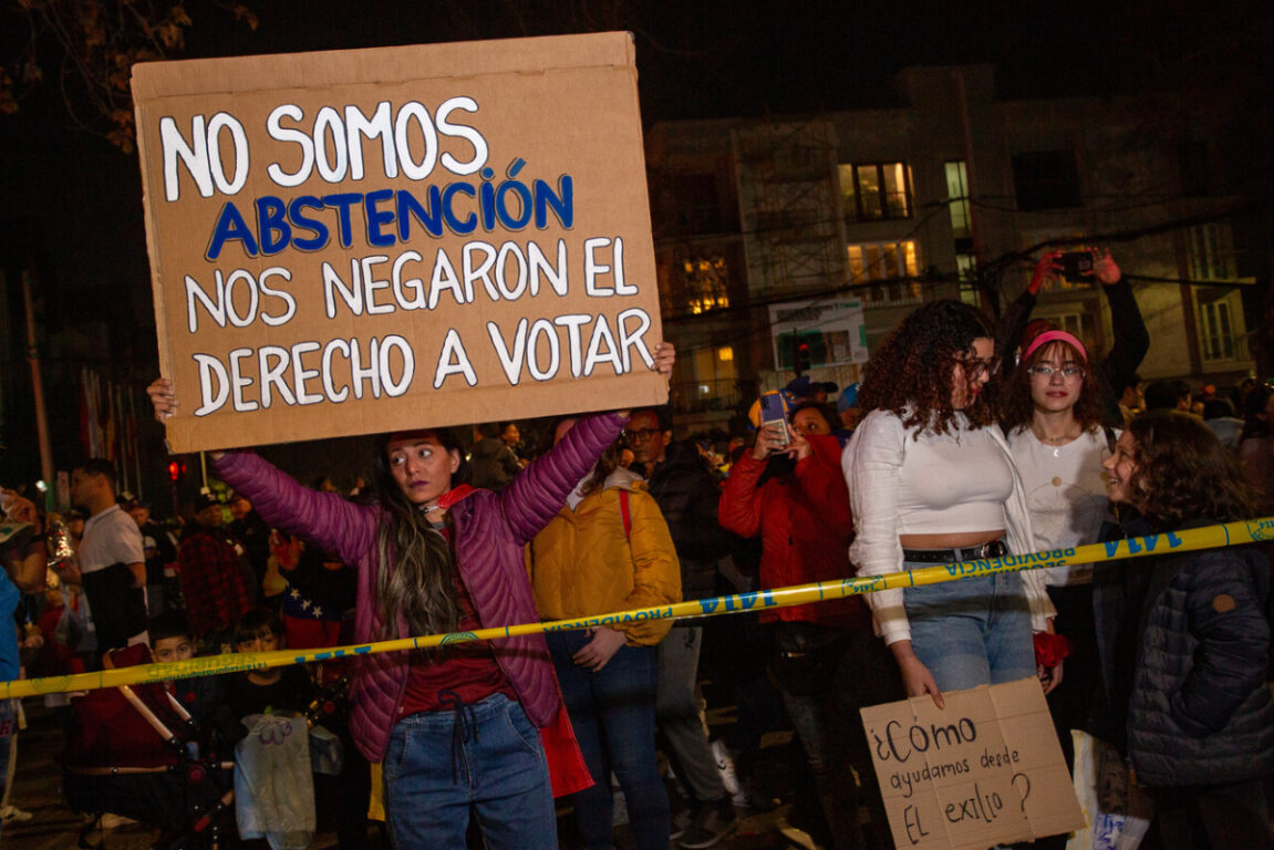 Miles de venezolanos residentes en Chile se manifiestan a la espera de resultados de elecciones