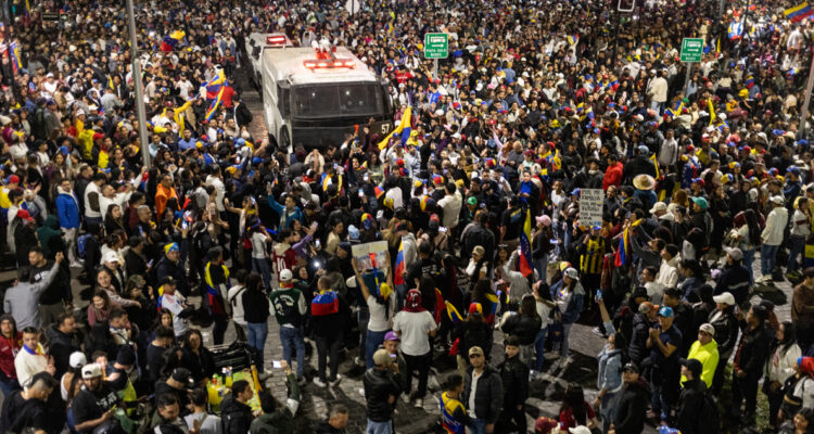Miles de venezolanos residentes en Chile se manifiestan a la espera de resultados de elecciones