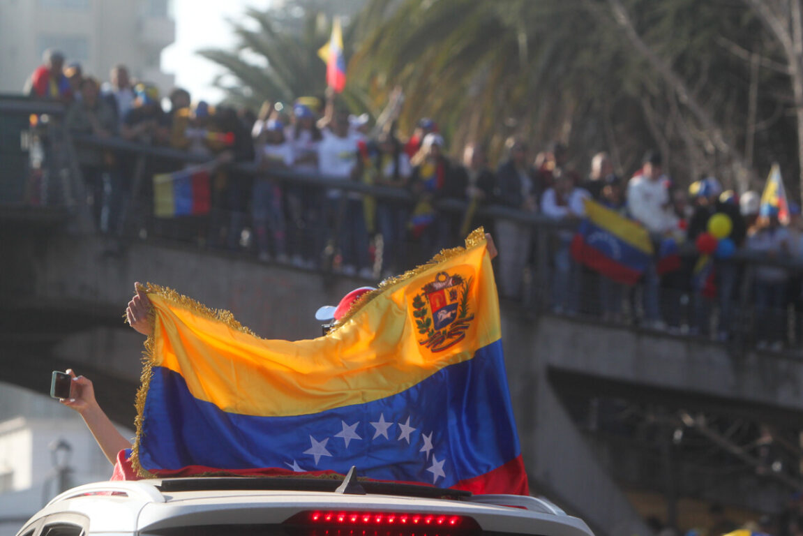 Miles de venezolanos residentes en Chile se manifiestan a la espera de resultados de elecciones