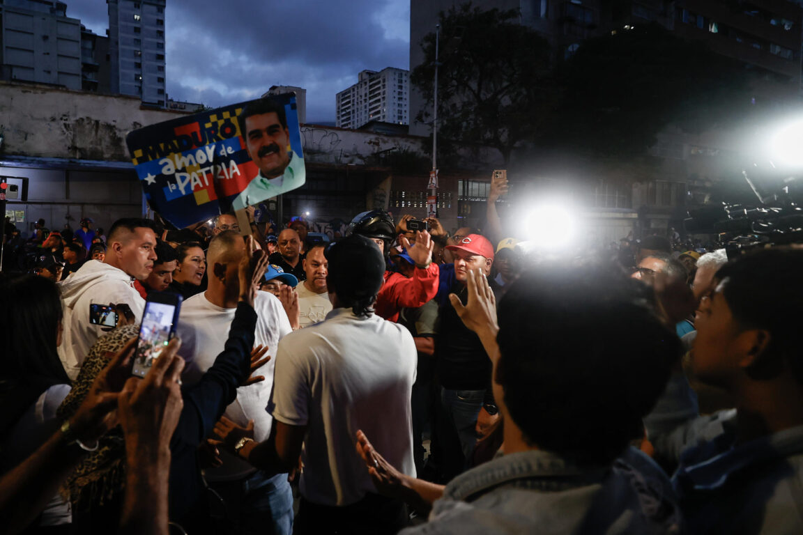 Chavistas intentan bloquear el acceso de simpatizantes de Edmundo González Urrutia a un centro de votación en Caracas 