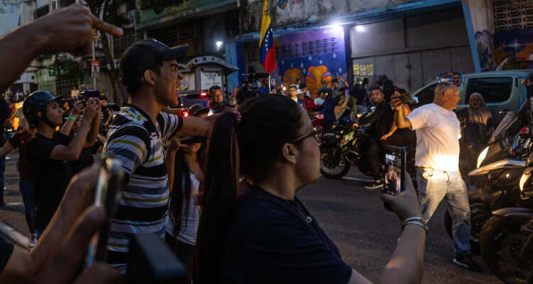 Chavistas se enfrentan desde una caravana de motocicletas con personas en Caracas
