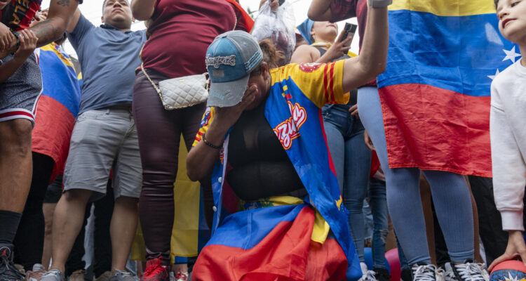 Venezolanos se reúnen a la espera de los resultados de las elecciones