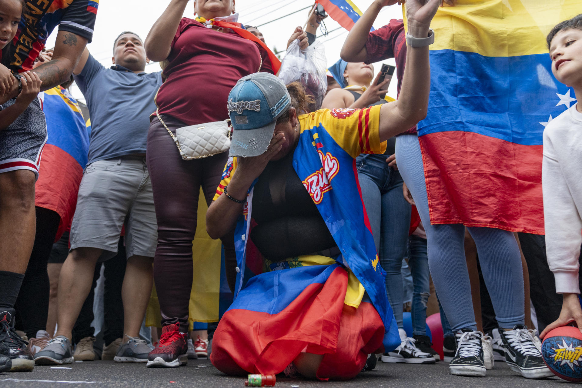 Venezolanos se reúnen a la espera de los resultados de las elecciones