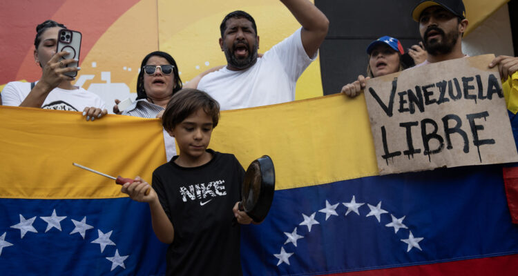 Ciudadanos venezolanos protestan frente a la Embajada de Venezuela en República Dominicana