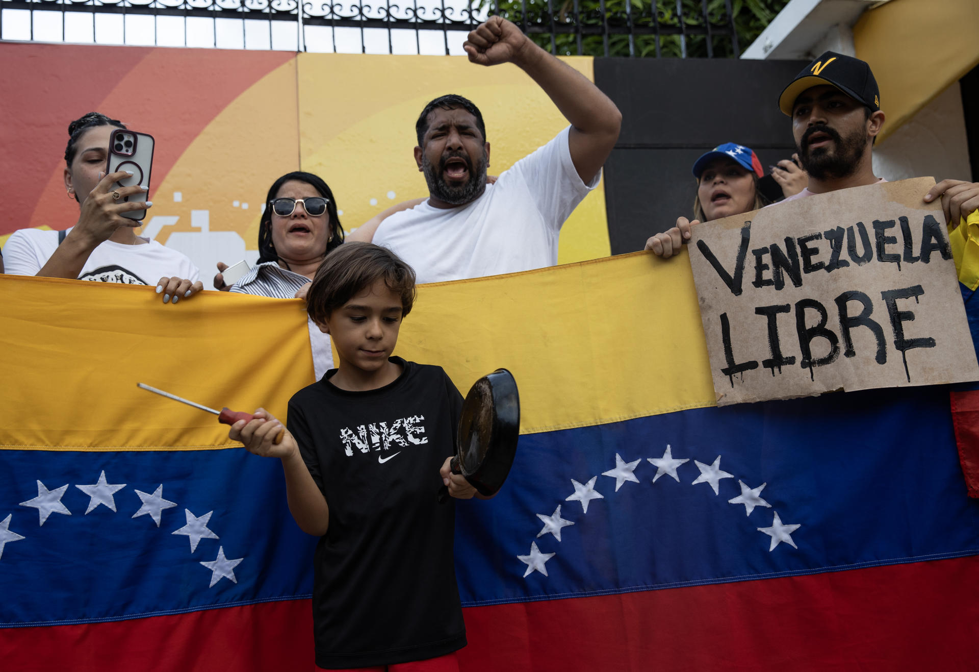 Ciudadanos venezolanos protestan frente a la Embajada de Venezuela en República Dominicana
