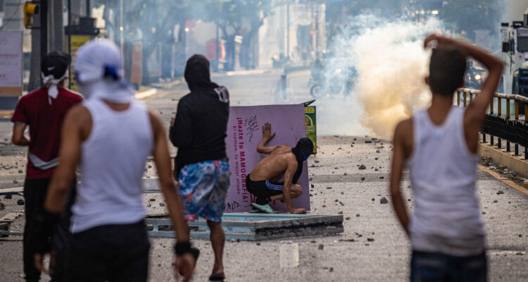 Manifestantes se enfrentan a la Guardia Nacional Bolivariana (GNB) en Caracas