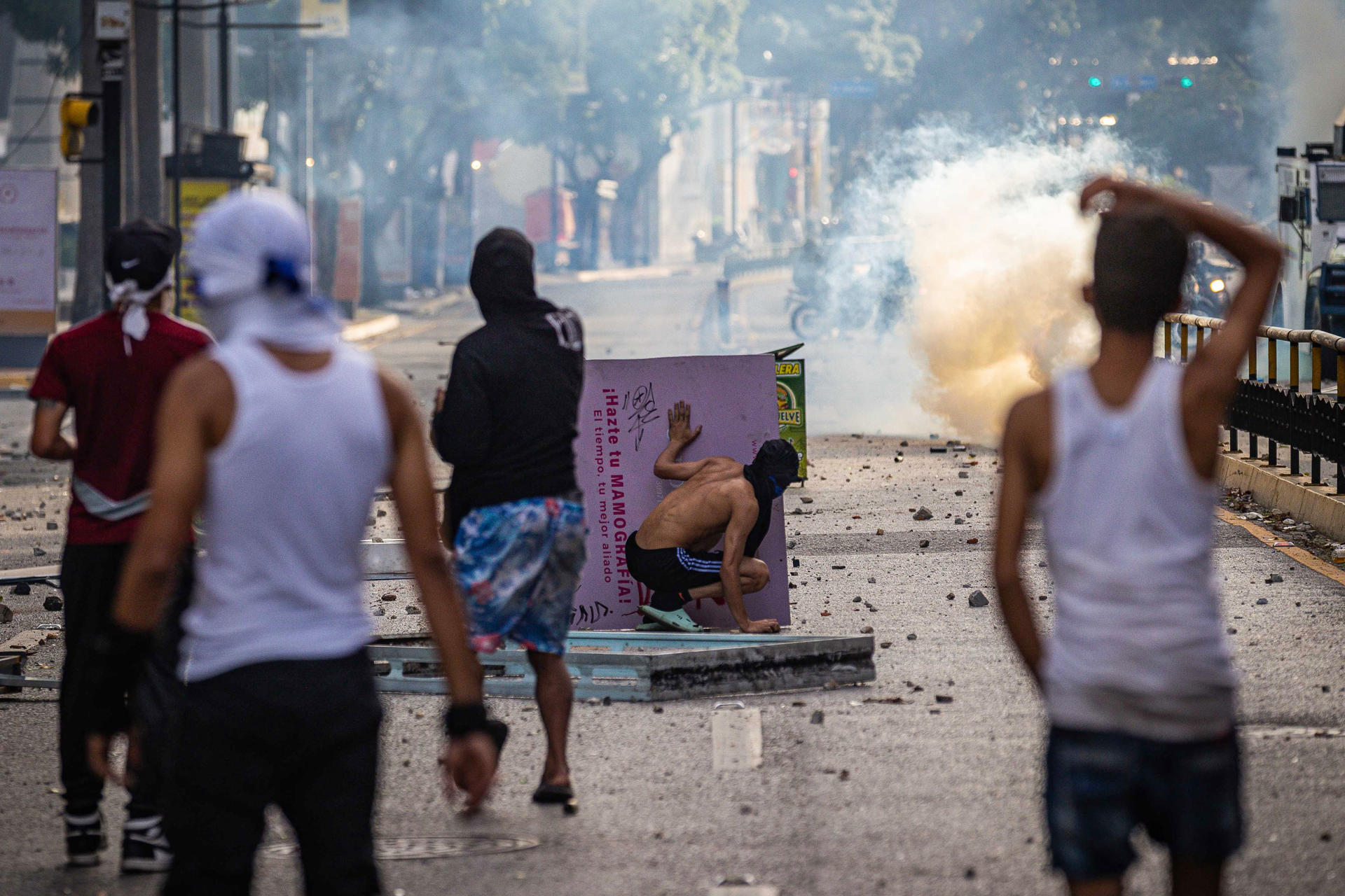 Manifestantes se enfrentan a la Guardia Nacional Bolivariana (GNB) en Caracas