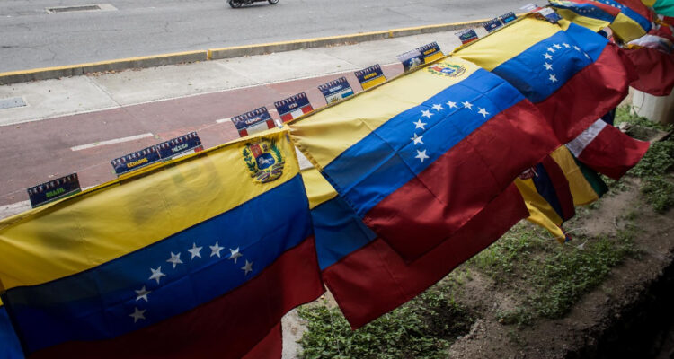 imagen archivo de varias banderas venezolanas