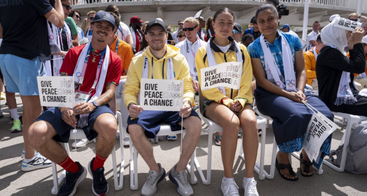 Atletas de la Villa Olímpica en París 2024 hacen llamado a la paz: “Dale una oportunidad”