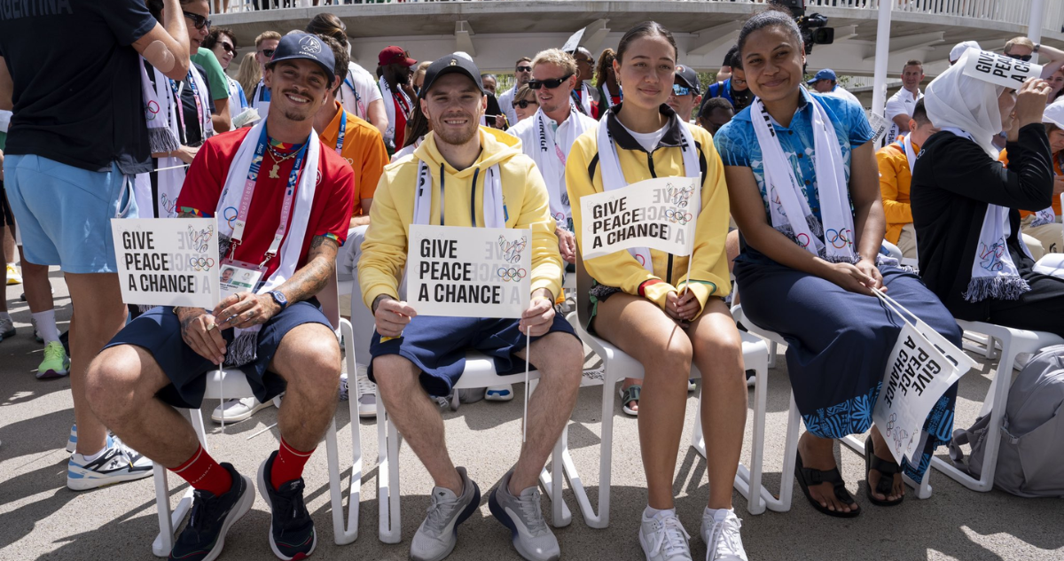 Atletas de la Villa Olímpica en París 2024 hacen llamado a la paz: “Dale una oportunidad”