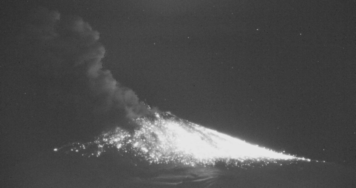 Volcán Villarrica y fumarola de 600 metros