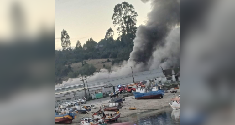Voraz incendio consume infraestructura industrial en Calbuco