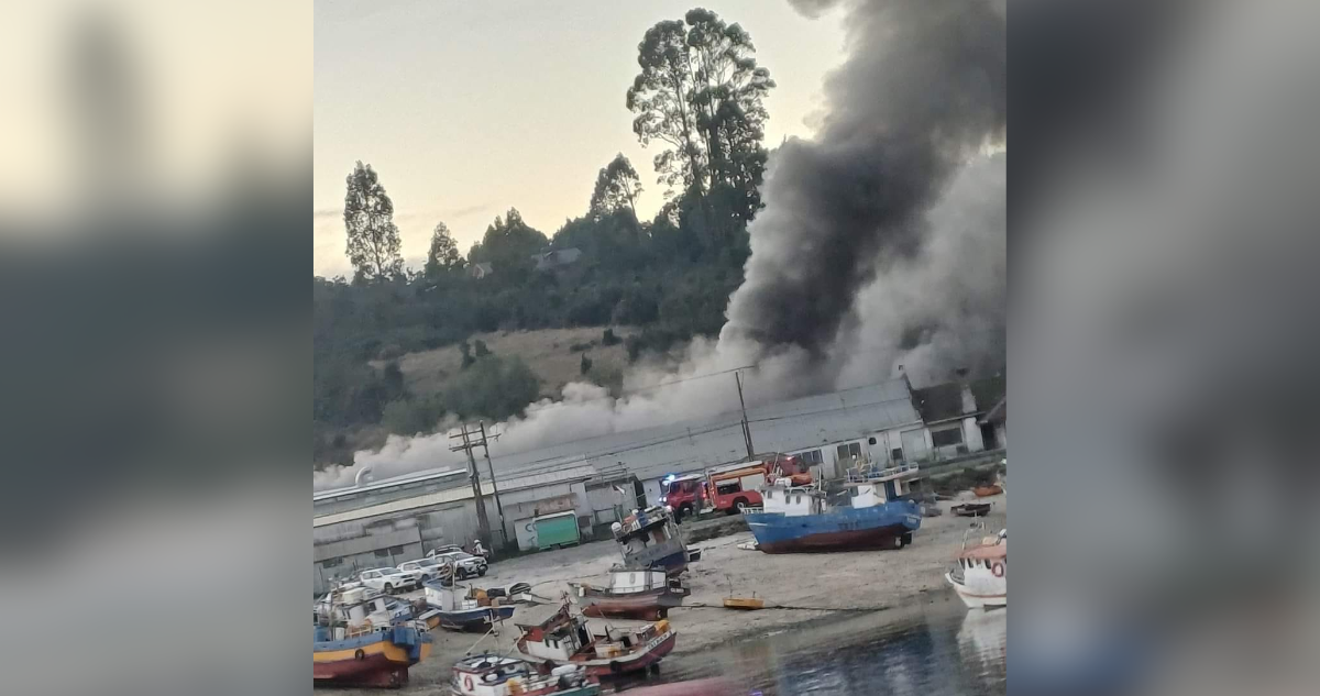 Voraz incendio consume infraestructura industrial en Calbuco